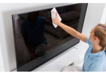 KAKO SE PRAVILNO ČISTI EKRAN TELEVIZORA: NIPOŠTO NE KORISTITE OVA SREDSTVA, MOŽETE TRAJNO DA GA UNIŠTITE