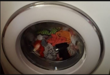 Sipala je vodu za ispiranje usta u veš mašinu, efekat je iznenadio: EVO ŠTA SE DESILO