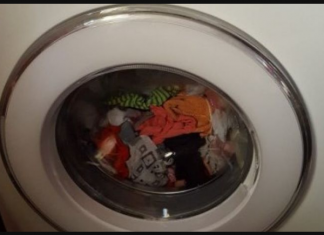 Sipala je vodu za ispiranje usta u veš mašinu, efekat je iznenadio: EVO ŠTA SE DESILO