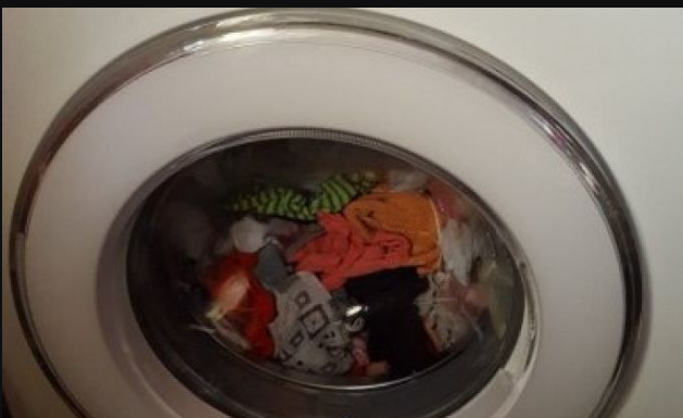 Sipala je vodu za ispiranje usta u veš mašinu, efekat je iznenadio: EVO ŠTA SE DESILO