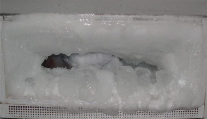 Riješite se naslaga leda u frižideru uz jednu namirnicu koju svi imamo u kući: Trik zlata vrijedan