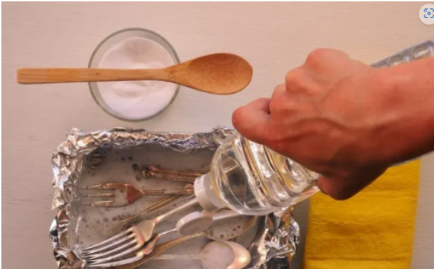 Jednostavnim TRIK0M uz pomoć aluminijske folije vratite sjaj vašem priboru za jelo..