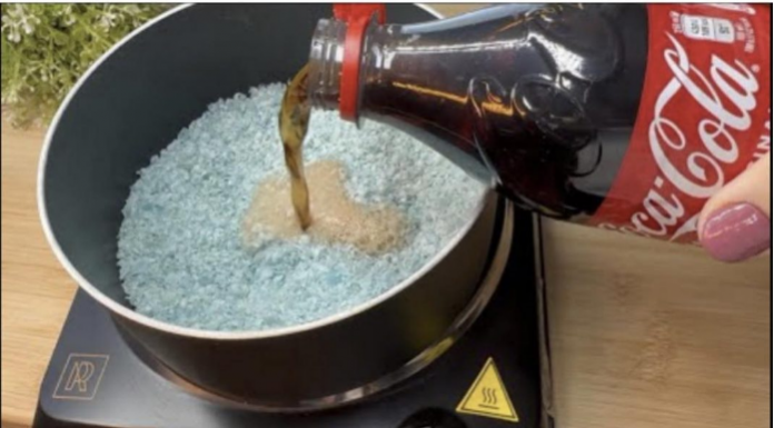 Uzmite običnu koka-kolu, naribajte komad sapuna i neka vam bude pri ruci ovaj kućni trik: KORISTIM GA GODINAMA I PREPORUČAM GA SVIMA!