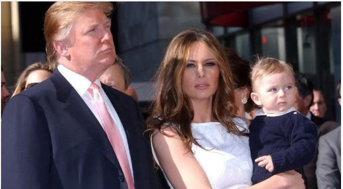 Kad je izašao iz automobila SVI SU ZANEMELI “Da li je moguće da ovako izgleda?”SVI BRUJE O SINU MELANIJE I DONALDA TRAMPA