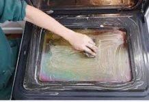 PRLJAVŠTINA I ZAGORJELA MASNOĆA NESTAJU U TRENU: Savršen trik za čišćenje štednjaka i pećnice bez napora!