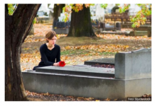 Dva meseca je na grobu muža viđala TUĐE cveće: Pomislila da je imao ljubavnicu, pa doživela još veći ŠOK!