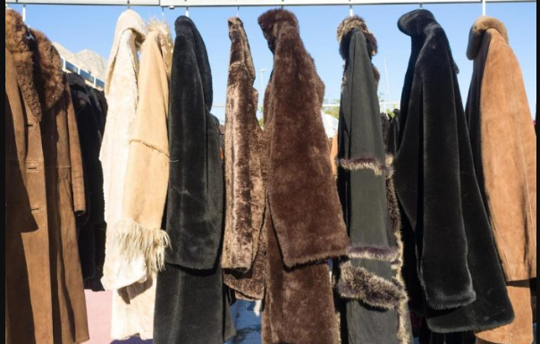 OTKRIVENO ODAKLE STIŽE ODEĆA KOJA SE PRODAJE U SEKEND-HEND RADNJAMA: Ima ih na svakom ćošku, mnogi se tamo oblače od glave do pete