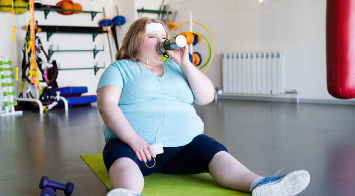 Voda u organizmu nam se nagomilava zbog ovih 8 stvari: Evo šta sprečava žene da smršaju, ma koliko se trudile