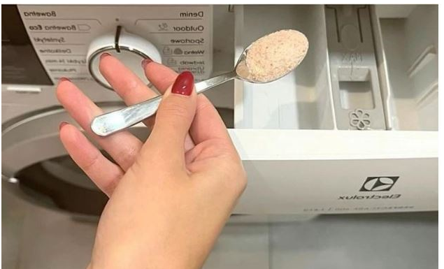 U veš dodam samo jednu supenu kašiku: Uklanja lepljive mrlje, čisti veš mašinu i omekšava vodu!