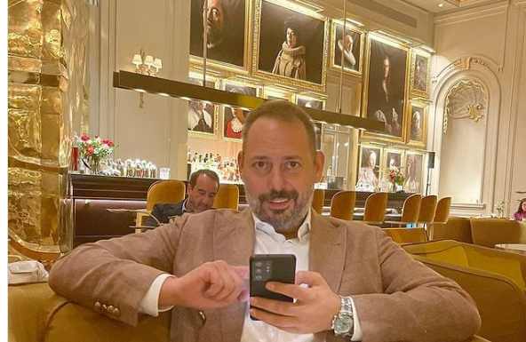 “Zarađujem 100.000€ mesečno, a nisam naročito pametan” On je jedan od najbogatijih Srba, živi u selu i žene ga obožavaju