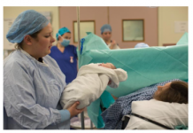 Dežurna sestra pala je u nesvest kad je videla bebu: Devojčica je uplašila i rođenu majku, a evo kako danas izgleda