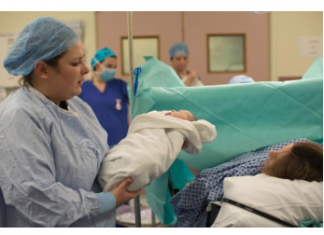 Dežurna sestra pala je u nesvest kad je videla bebu: Devojčica je uplašila i rođenu majku, a evo kako danas izgleda