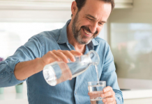 EVO KOLIKO VODE DNEVNO SMIJETE DA POPIJETE, A DA VAM NE STRADA MOZAK: Ova BROJKA je TAČNA MJERA, sve preko je TROVANJE