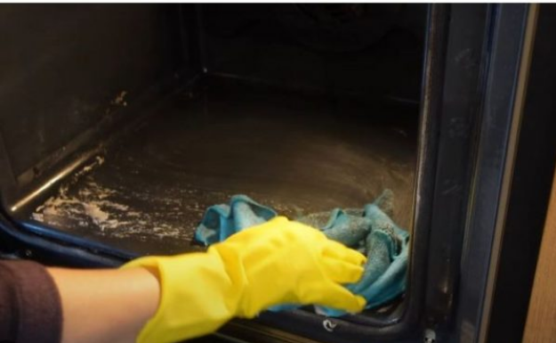 NE TREBATE SKIDATI STAKLO: Evo kako ja čistim unutrašnje staklo rerne, svi komplikuju, a TRIK JE JAKO JEDNOSTAVAN (VIDEO)