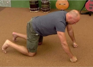 Svi morate da naučite POTEZ koji vam može SPASITI ŽIVOT: Evo što napraviti ako vam komad hrane zapne u grlu! (VIDEO)