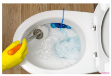 Samo 50 grama ovog praha čini da WC šolja zablista: Za tren će biti kao nova, zaboravite na ribanje i hemikalije