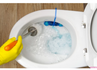 Samo 50 grama ovog praha čini da WC šolja zablista: Za tren će biti kao nova, zaboravite na ribanje i hemikalije