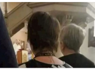 Žena je postala hit na Fejsu zbog majice u kojoj je došla na misu, morate vidjeti što je obukla