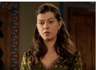 OVA POZNATA TURSKA GLUMICA JE JUGOSLOVENKA I TEČNO GOVORI SRPSKI: Živa je vatra u 43-oj, druži se s našom ČUVENOM PEVAČICOM