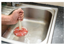 SAMO ŽLICA U SUDOPERU I PROBLEM JE RIJEŠEN: Ovaj prah čisti odvod bolje od skupih granula iz trgovine!