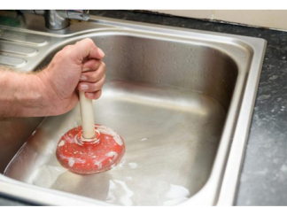 SAMO ŽLICA U SUDOPERU I PROBLEM JE RIJEŠEN: Ovaj prah čisti odvod bolje od skupih granula iz trgovine!