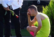 Na sahranu najboljeg prijatelja došao u zelenoj haljini: Na mrežama ga razapeli, a zbog njegovog razloga će vam zastati knedla u grlu