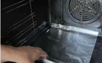 Zapuštena pećnica je prošlost: 0čistite je bez ribanja. TRIK sa limenom folijom će to učiniti za vas!