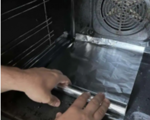 Zapuštena pećnica je prošlost: 0čistite je bez ribanja. TRIK sa limenom folijom će to učiniti za vas!