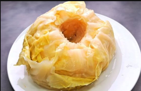 Trik iskusnih domaćica: Presolili ste kupus, jedno povrće rješava problem ako se ubaci u bure