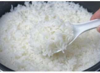 Više ne kuvam pirinač u vodi, ovo je savršeno: Jedan trik kuvara i nikada niste jeli bolji prilog – PREPORUČITE SVIMA!