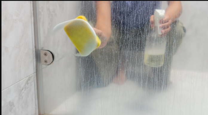 Rastvorite u toploj vodi i poprskajte staklo, slavinu i kadu: TUŠ POVRŠINA će biti kao nova!