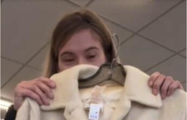 Kupila jeftin kaput u sekond-hendu i nije ni slutila šta drži u rukama: Zanemela kada je videla na internetu