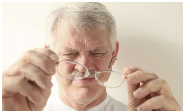 NIKAKO NE BACAJTE NAOČARE KADA IZGREBETE STAKLA: Svi koriste DETARDŽENT, a to je GREŠKA, evo kako da budu kao NOVE