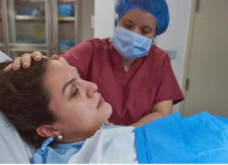 POROĐAJ KOJI JE TRAJAO PUNIH 8 SATI: Ono što su izvukli iz MAJČINE utrobe zaprepastilo je sve doktore (FOTO)