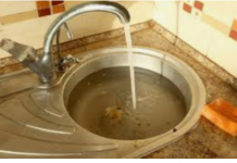 ZABORAVI ocat i sodu bikarbonu: Iskusni vodoinstalater mi je rekao kako BRZO i jednostavno popraviti sudoperu sa OVIM!