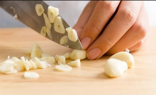 Bijeli luk je čudotvoran lijek: Ali ovih 5 grupa ljudi ne smiju da ga jedu!