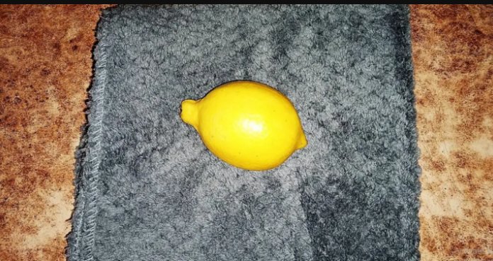 Stavila sam krpu za prašinu u staklenu posudu zajedno sa korom LIMUNA. Do dana današnjeg ne mogu vjerovati koliko odlično DJELUJE