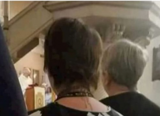 Žena je postala hit na Fejsu zbog majice u kojoj je došla na misu, morate vidjeti što je obukla