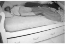 Sakrila kameru u sobu svoje kćerke jer je sumnjala da dovodi dečka noću, istina je biIa mnogo gora: Kada je vidjela šta je izašIo ispod kreveta, smučiIo joj se (Video)