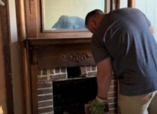 Par kupio kuću staru 124 godine, a kad su pomjerili kamin ostali su sleđeni: Zaustavili renoviranje pa se zapitali “Šta sad da radimo?”