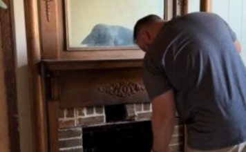 Par kupio kuću staru 124 godine, a kad su pomjerili kamin ostali su sleđeni: Zaustavili renoviranje pa se zapitali “Šta sad da radimo?”