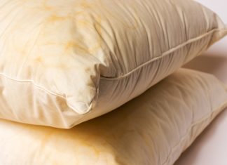 Kako ukloniti fleke od znoja sa jastuka: Svako treba da zna ova TRI trika i zaboravi na uporne žute mrlje