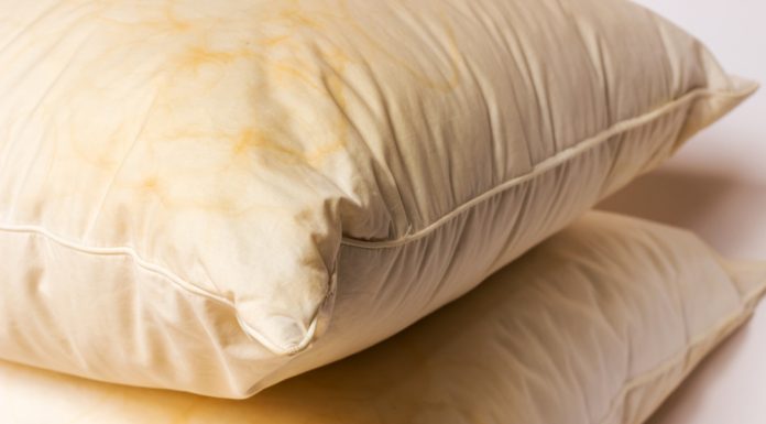 Kako ukloniti fleke od znoja sa jastuka: Svako treba da zna ova TRI trika i zaboravi na uporne žute mrlje
