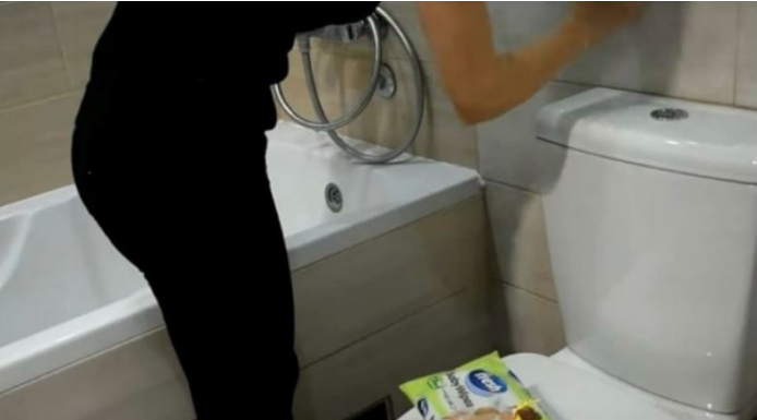 ŽENA SIPALA OVO U VODOKOTLIĆ I IZAZVALA BURU NA INTERNETU: Kupatilo joj miriše mjesecima, a caka nikad prostija