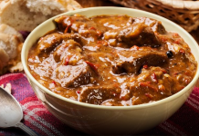 Recept za najbolji vojvođanski gulaš, svi kažu da je mnogo ukusniji od mađarskog: Poseban šmek mu daje 1 sastojak