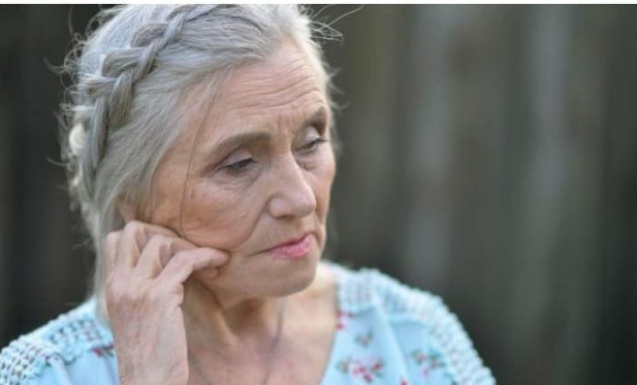 Zašto Žene Koje Stare Sve Manje Imaju Ljudi Oko Sebe