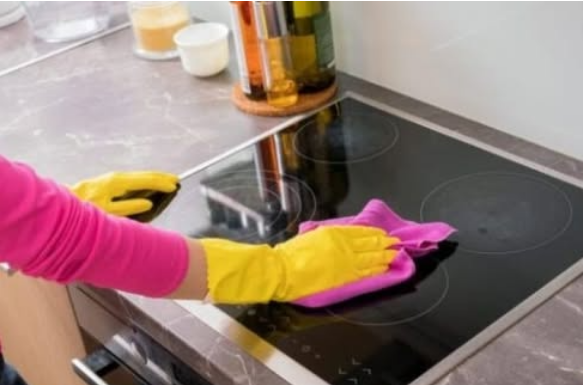 KAK0 UKLONITI OGREBOTINE NA STAKLENOJ PLOČI ŠPORETA: Potrebna suvam samo DVA SASTOJKA koja imate…