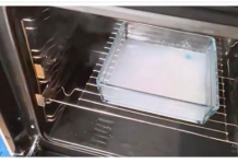 Stavite unutra i SAMO uključite rernu. Najgora prljavština će se sama skinuti