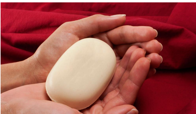 Prije spavanja uvijek stavi sapun pored kreveta: Kada čujete zašto – uradićete isto još večeras