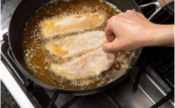 Kada pržite ribu, dodajte samo 1 sastojak u tavu: Neprijatni mirisi nestaju, a ukus je fantastičan